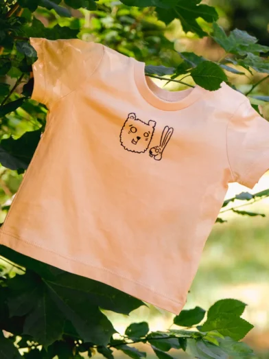 Front view of baby T-shirt with Bun&Beary logo, 100% organic cotton, color: fraiche peche.